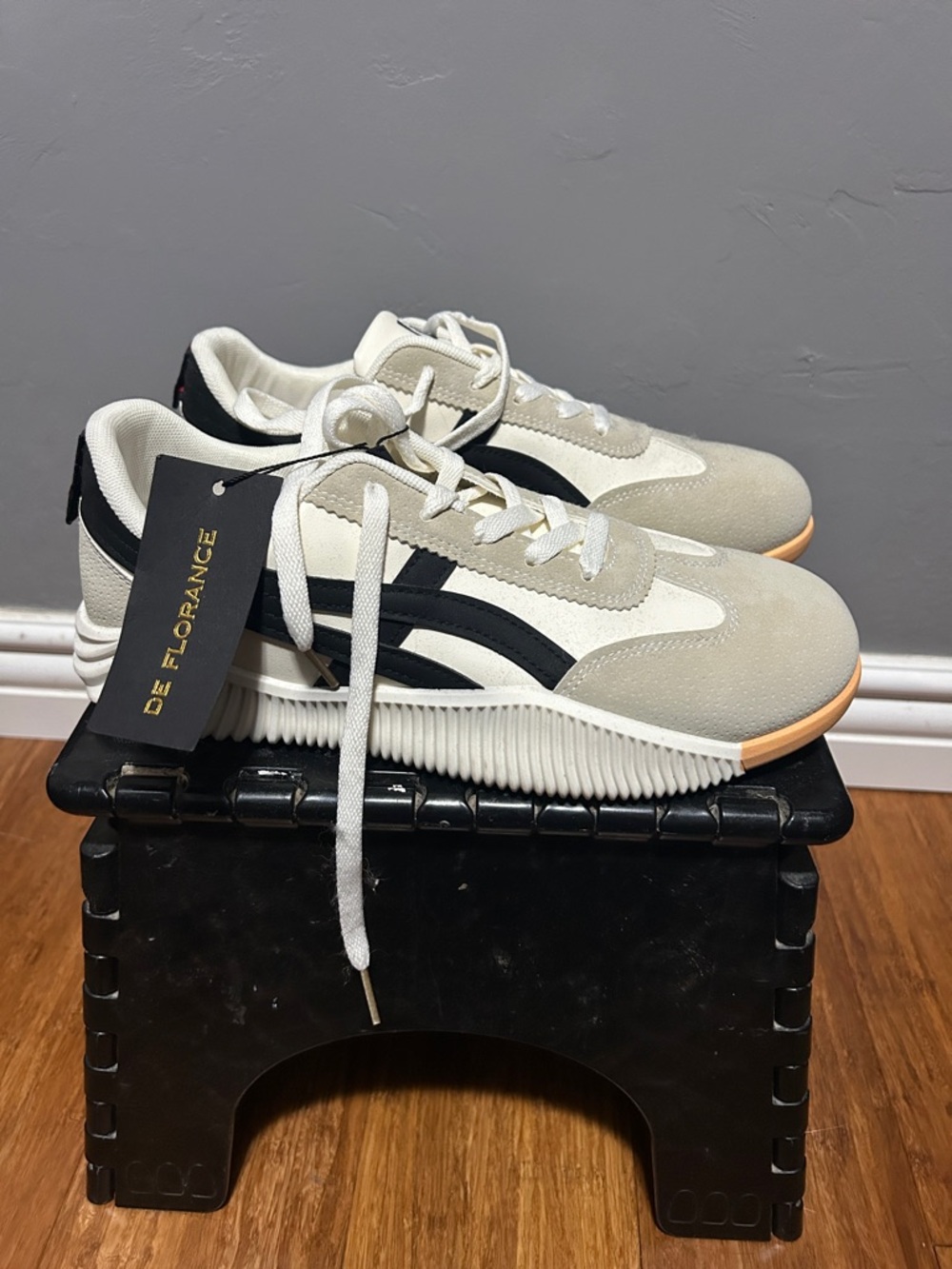 De Florance wide toe box sneakers NWT